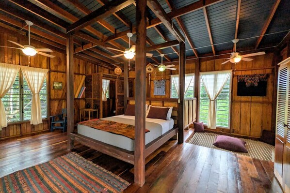 Escritorio, tabla de planchar con plancha, cuna de viaje y wifi