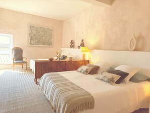 Tabla de planchar con plancha, cuna de viaje, wifi y ropa de cama