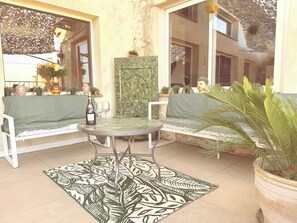 Outdoor dining - 🌿 Charming farmhouse for 14 people - Jacuzzi, hanging garden & panoramic view (Cassagnoles)