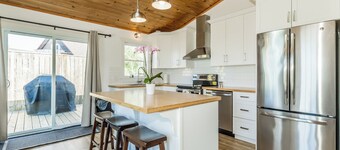 Relax at this bright and welcoming 2-bedroom retreat on Aylesford Lake