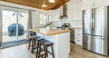 Relax at this bright and welcoming 2-bedroom retreat on Aylesford Lake