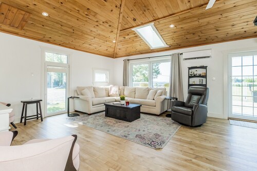 Relax at this bright and welcoming 2-bedroom retreat on Aylesford Lake