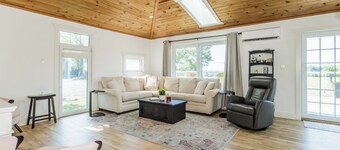 Relax at this bright and welcoming 2-bedroom retreat on Aylesford Lake