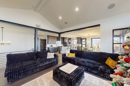 Modern lake house w/lake views, balcony, WIFI & hot tub