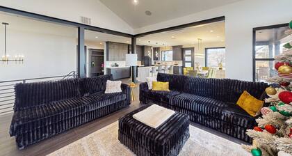Modern lake house w/lake views, balcony, WIFI & hot tub