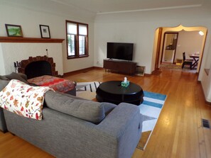 Smart TV, fireplace - Charming Furnished English Tudor in Prime Laurelhurst (Portland)