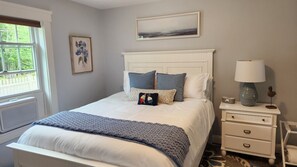 2 bedrooms, iron/ironing board, WiFi, bed sheets - Cozy 2-bedroom house with easy access to Acadia (Trenton)
