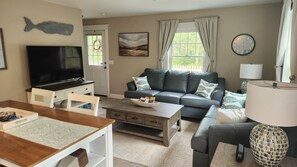 TV - Cozy 2-bedroom house with easy access to Acadia (Trenton)