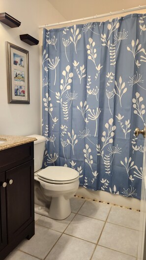 Hair dryer, towels, soap, toilet paper - Cozy 2-bedroom house with easy access to Acadia (Trenton)