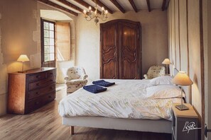 6 bedrooms, iron/ironing board, travel crib, WiFi - Loire Valley. Authentic medieval Priory with swiming pool for 12 P. (Azay-le-Rideau)