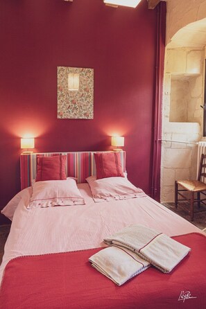 6 bedrooms, iron/ironing board, travel crib, WiFi - Loire Valley. Authentic medieval Priory with swiming pool for 12 P. (Azay-le-Rideau)