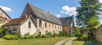 Loire Valley. Authentic medieval Priory with swiming pool for 12 P.