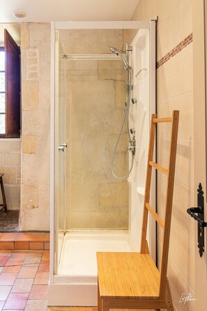 Shower, hair dryer, soap, toilet paper - Loire Valley. Authentic medieval Priory with swiming pool for 12 P. (Azay-le-Rideau)