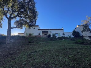 Exterior - House 10 minutes from the beach. Mountain view. Swimming pool. Equipped for 100% comfort (Fréjus)