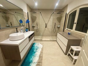 Shower, hair dryer, towels, soap - House 10 minutes from the beach. Mountain view. Swimming pool. Equipped for 100% comfort (Fréjus)