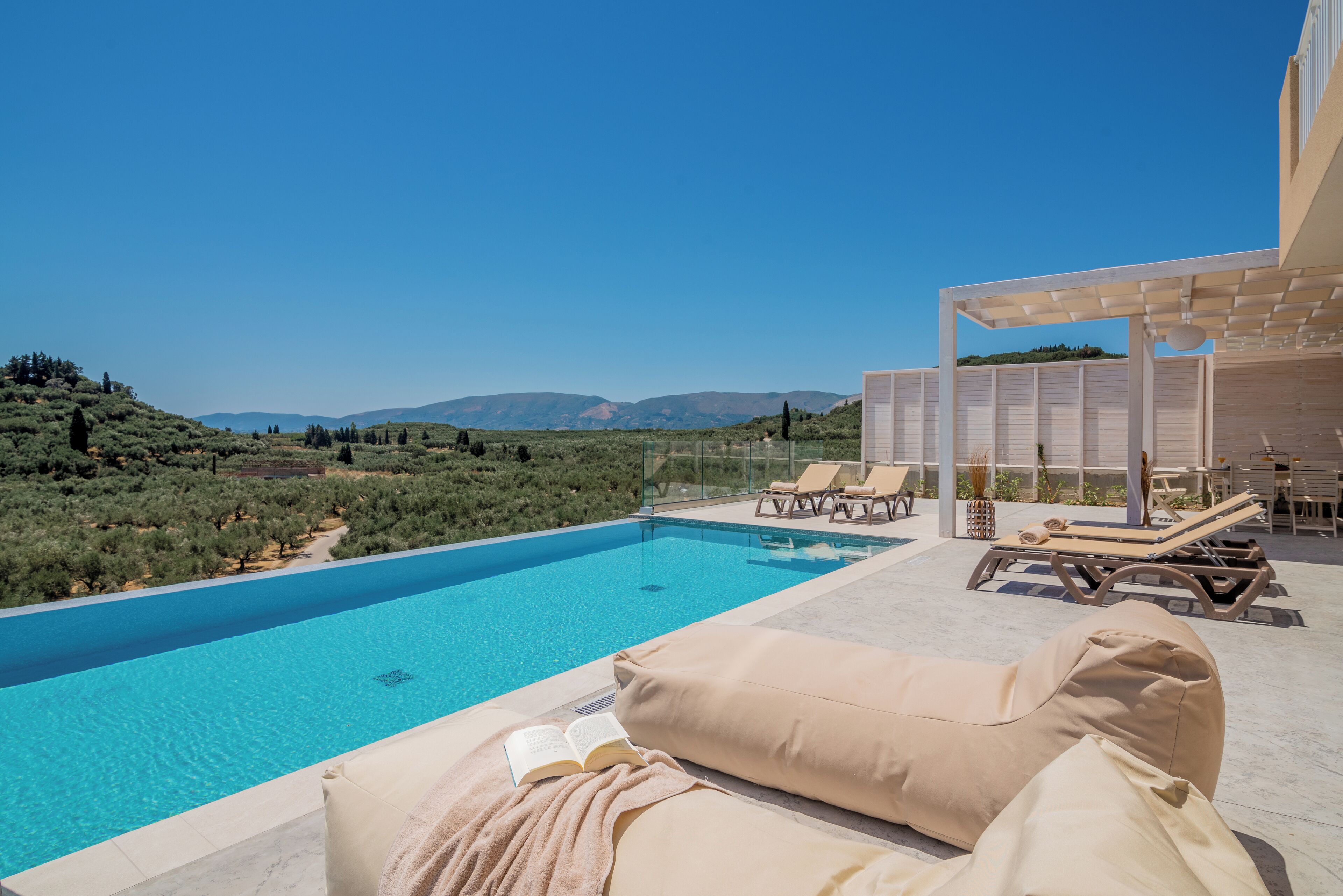 Luxe villa, 2 slaapkamers, privézwembad, uitzicht op zee | Zwembad | 7 buitenzwembaden