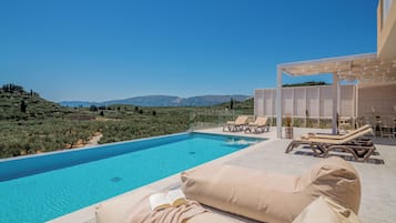 Luxe villa, 2 slaapkamers, privézwembad, uitzicht op zee | Zwembad | 7 buitenzwembaden