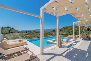 Villa de lujo, 3 habitaciones, alberca privada, vista a la montaƱa | Alberca | 7 albercas al aire libre