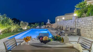Family Villa, 2 Bedrooms, Private Pool, Mountain View | Outdoor dining
