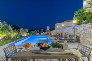 Familjevilla - 2 sovrum - privat pool - utsikt mot bergen | Restaurang utomhus