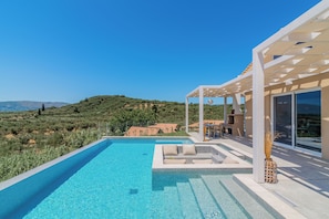Villa de lujo, 3 habitaciones, alberca privada, vista a la montaƱa | Alberca | 7 albercas al aire libre