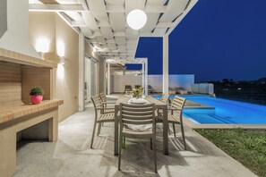 Villa de lujo, 3 habitaciones, alberca privada, vista a la montaña | Restaurante al aire libre