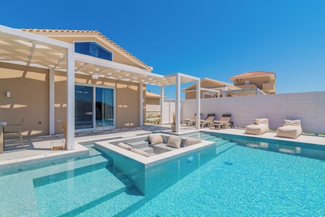 Villa de lujo, 3 habitaciones, piscina privada, vistas a la montaña | Piscina | 7 piscinas al aire libre. Spartakos Villa Resort