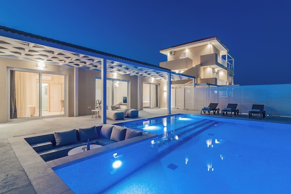 Lyxvilla - 2 sovrum - privat pool - utsikt mot bergen | Pool | 7 utomhuspooler