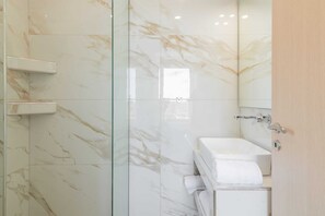 Villa superior, 4 habitaciones, alberca privada, vista a la montaña | Baño | Regadera, secadora de cabello, pantuflas, toallas 