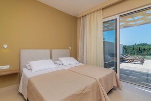 In-room safe, blackout curtains, soundproofing, iron/ironing board - Spartakos Villa Resort (Planos)