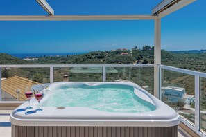 Outdoor spa tub - Spartakos Villa Resort (Planos)