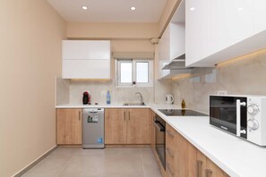 Superior Villa, 4 Bedrooms, Private Pool, Mountain View | Private kitchen - Spartakos Villa Resort (Planos)