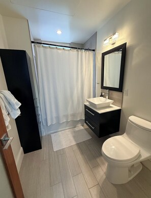 Shower, hair dryer, towels, soap - WORLD CUP RENTAL - Wonderful 5-bedroom house with AC in charming Hoboken (Hoboken)