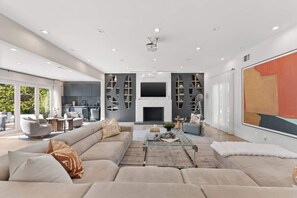 TV, fireplace, offices - Rodeo Villa (Los Angeles)