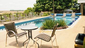Piscina externa, funciona das 8h às 20h, guarda-sóis, espreguiçadeiras