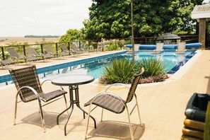 Outdoor pool, open 8:00 AM to 8:00 PM, pool umbrellas, pool loungers - Pousada Real (Caldas Novas)