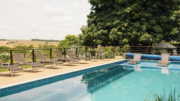 Piscina externa, funciona das 8h às 20h, guarda-sóis, espreguiçadeiras