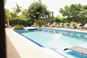 Outdoor pool, open 8:00 AM to 8:00 PM, pool umbrellas, pool loungers - Pousada Real (Caldas Novas)