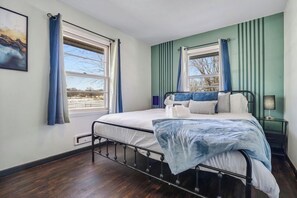 4 bedrooms, desk, iron/ironing board, free WiFi