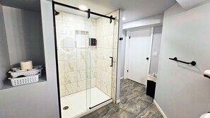 Dusche, Haartrockner, Handtücher