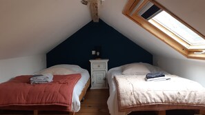 2 habitaciones, tabla de planchar con plancha y ropa de cama 