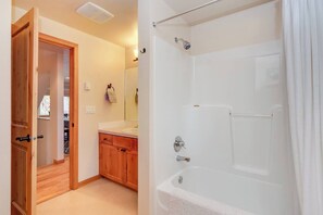 Shower, hair dryer, towels, soap - 3-bedroom, 2-bath house in gorgeous Manzanita with awesome Game Room! (Manzanita)
