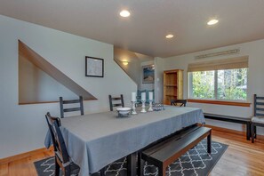 Dining - 3-bedroom, 2-bath house in gorgeous Manzanita with awesome Game Room! (Manzanita)