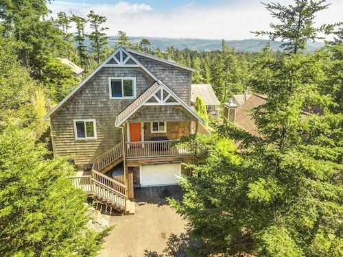 3-bedroom, 2-bath house in gorgeous Manzanita with awesome Game Room!