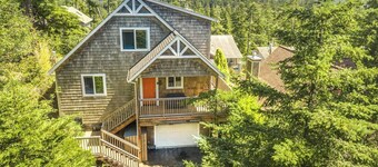 3-bedroom, 2-bath house in gorgeous Manzanita with awesome Game Room!