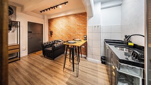 A modern kitchen with a black countertop and stainless steel appliances. - Palacete Riachuelo (São Paulo)