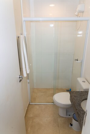 Shower, towels - Loft c Wi-Fi e Ar-cond. próximo ao Projeto Tamar (Ubatuba)