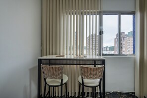 Interior - Loft Acolhedor com Estacionamento a 150m da Praia (São Vicente)