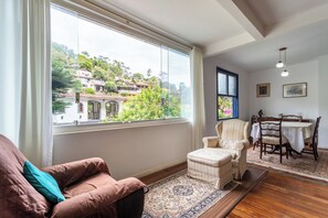 TV, fireplace - Piscina, Lareira e Natureza Incrível - Petrópolis (Petropolis)