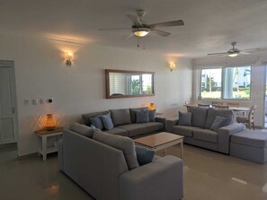 Smart TV, printers - Playa Turquesa Ocean Club Condo 3b/3ba, Wheelchair Access - Seconds to the Ocean (Punta Cana)